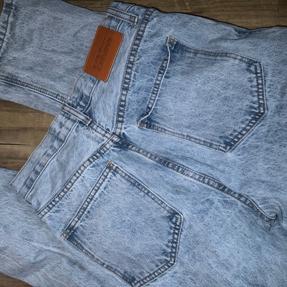 Princess Polly HOLLY Highrise ASYMMETRIC RIPPED LEG JEANS LIGHT WASH DENIM - Picture 5 of 10